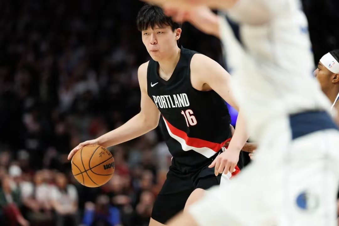 杨瀚森双塔首秀显价值 开拓者险胜独行侠NBA常规赛杨瀚森替补登场 北京时间12月