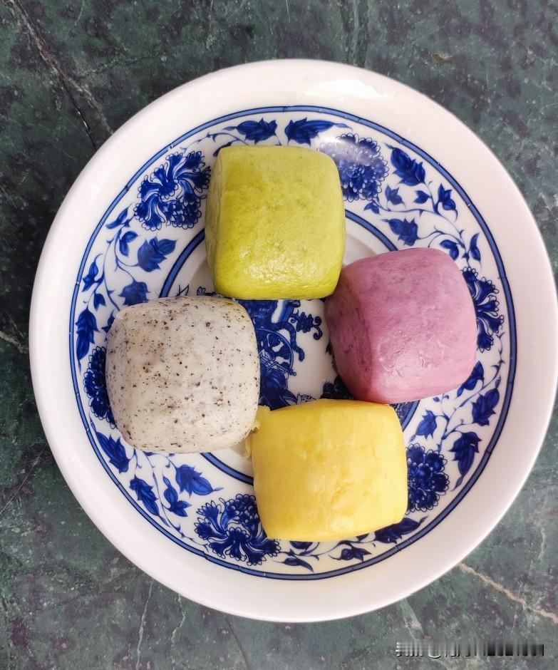 多彩早饭颜值高，香喷喷味道好。四个迷你刀切馒头，搭配甜蜜生椰白咖啡，再来一些新疆