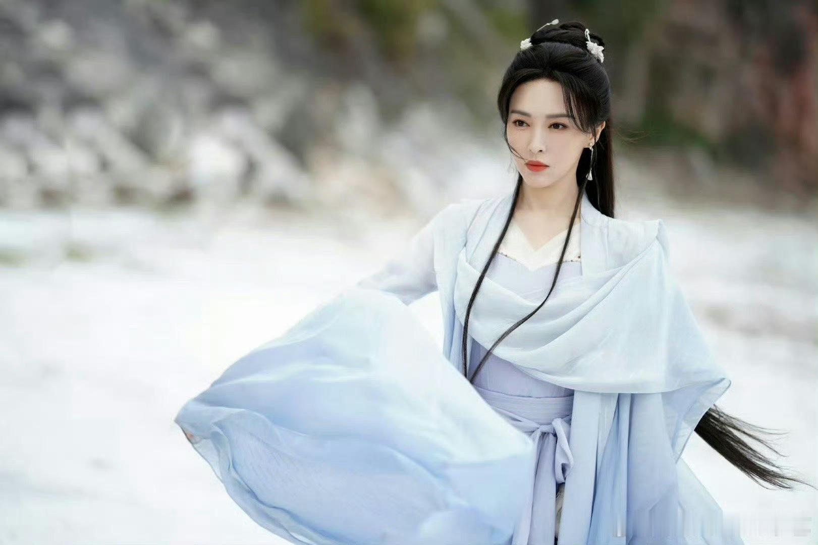 唐嫣 古偶期待唐嫣的古偶。锦绣未央仙三都看过，还有金玉良缘。我最喜欢看她的古装剧