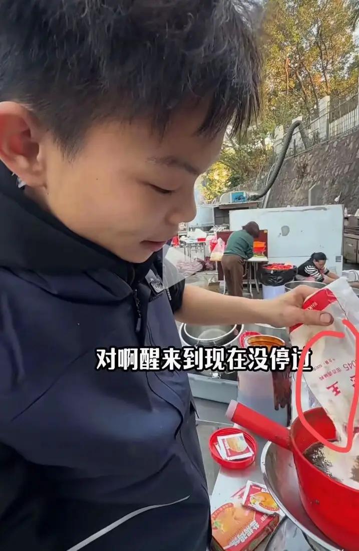 奉劝大家一句，再火的路边摊也尽量少去吃，最近16岁卖烤鸡的少年爆火，但有网友去现