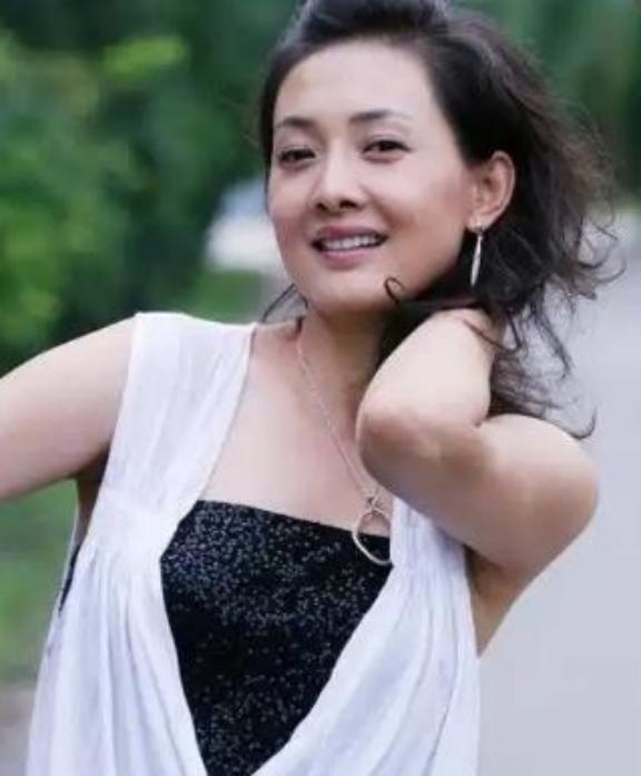 2007年，牛莉生下一女，在一次吵架的过程中，她怒气冲冲地问老公刘亚东：“你比我