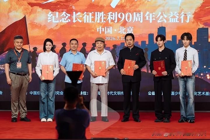 徐子尧一边忙着接商演，一边又抽空参加了纪念长征胜利90周年公益行。
而她最拿手的
