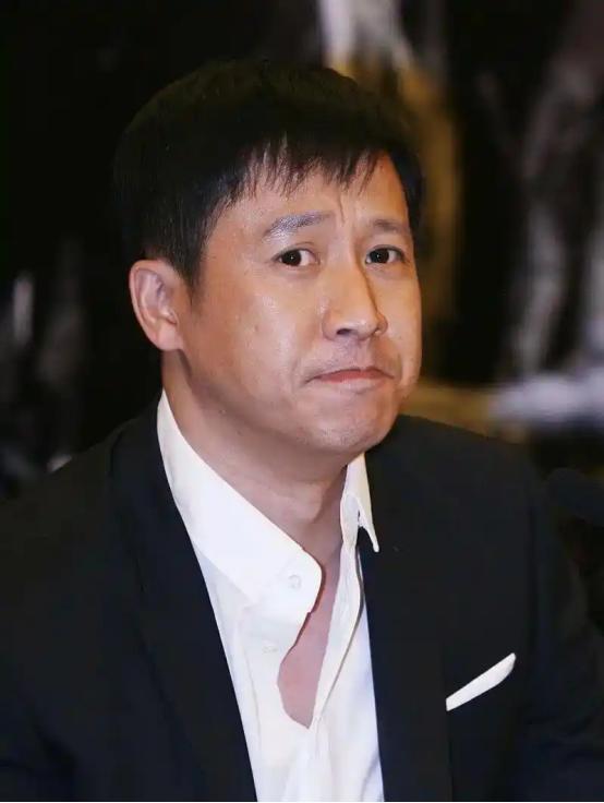 演员张国强早年太穷被前妻抛弃，后来娶郭京飞前女友，如今日子过得很幸福！
35岁兜