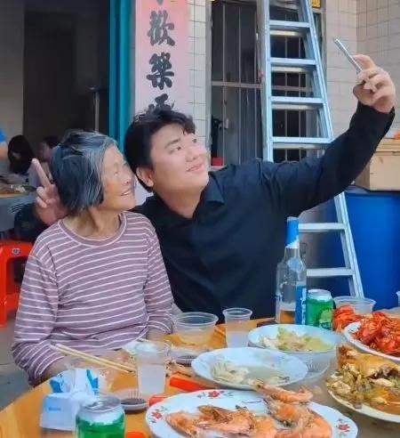 全红婵的哥哥带着妈妈去和外婆过生日啦！哥哥还给外婆送上了心意，开心和外婆自拍，外