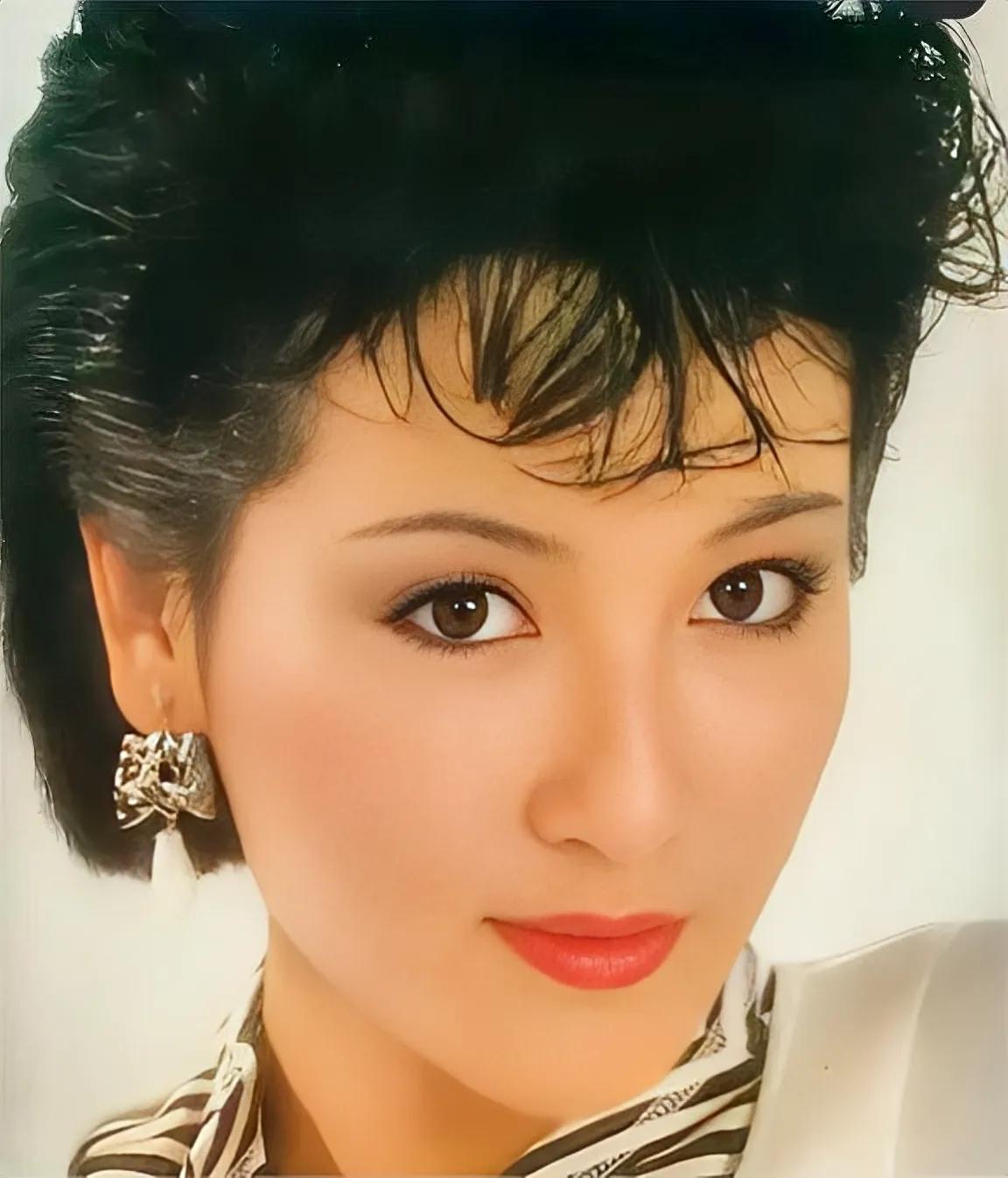 原来狄波拉这么美的，美得让人窒息。
谢霆锋的母亲狄波拉年轻时候的影像，清丽娇俏，