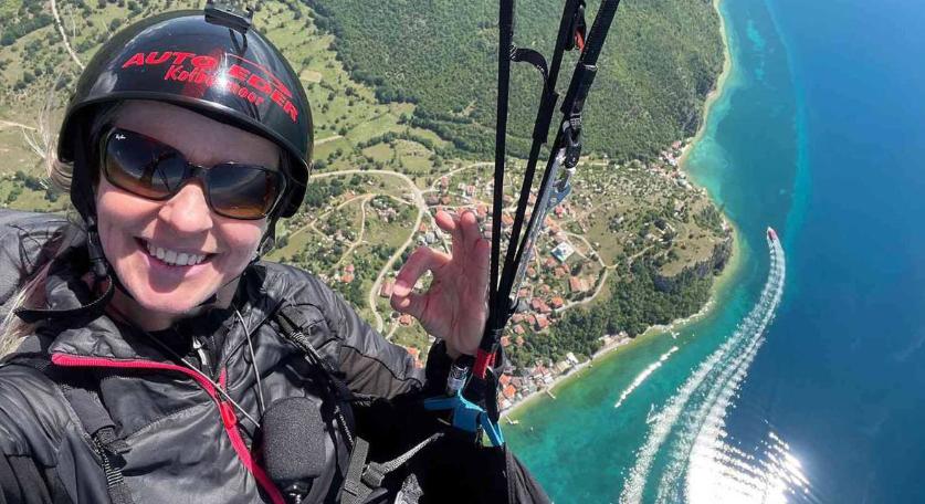 2007年，一名滑翔伞飞行员在澳大利亚上空被卷入一场风暴，被带到33000英尺（