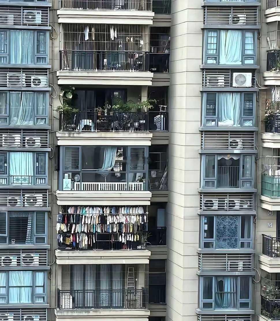 今天早上打开窗户一看吓一跳，对面的阳台上挂满了衣服。他家到底有几口人，怎么这么多