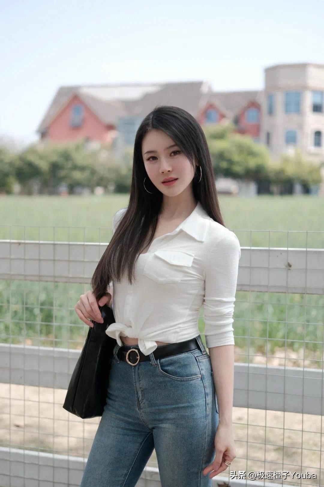 女生怎么穿紧身裤才好看搭配简约的上衣，比如纯色T恤或衬衫。