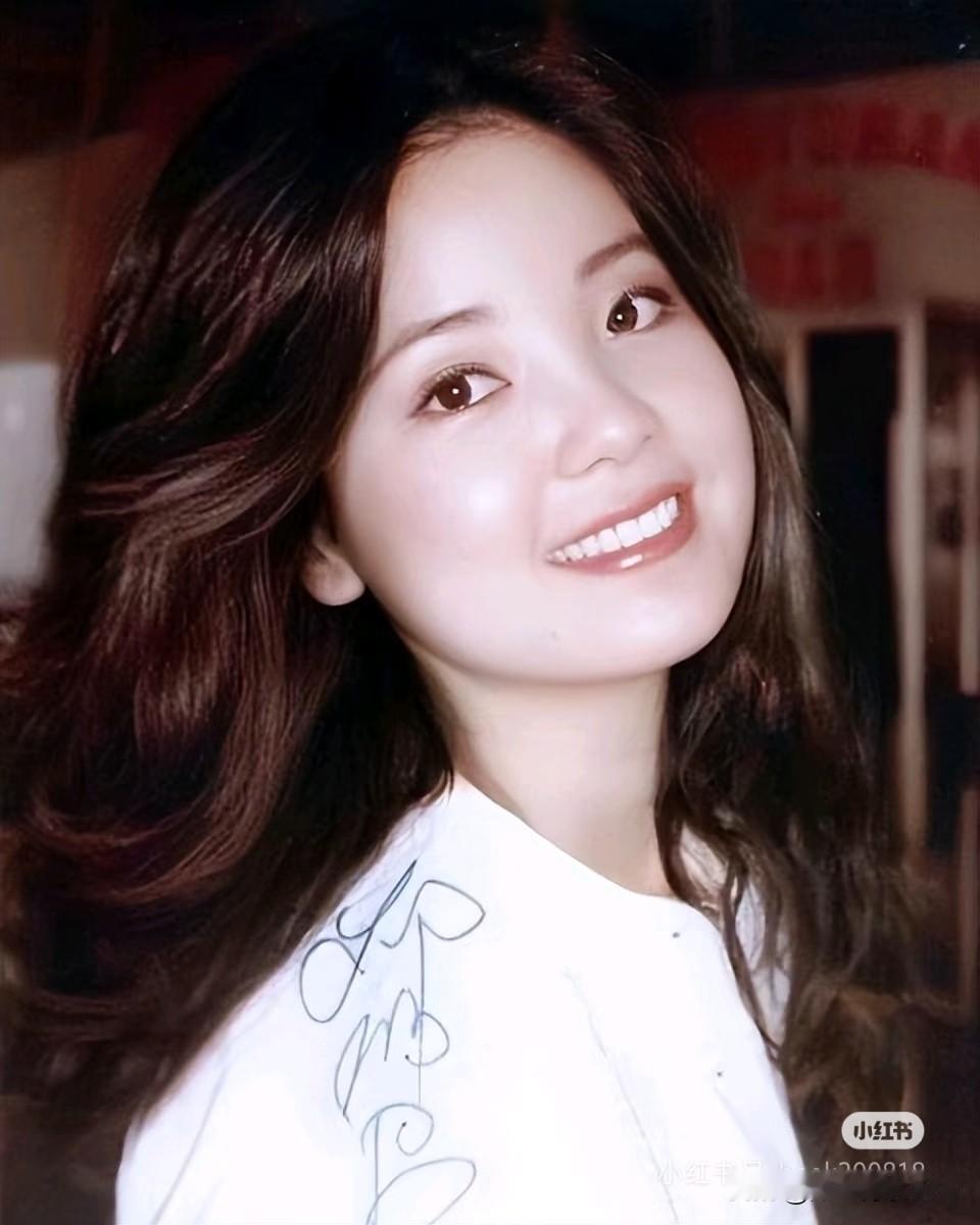 芳华从未远去，歌声永留人间。
致敬永远的乐坛歌后~邓丽君[玫瑰]