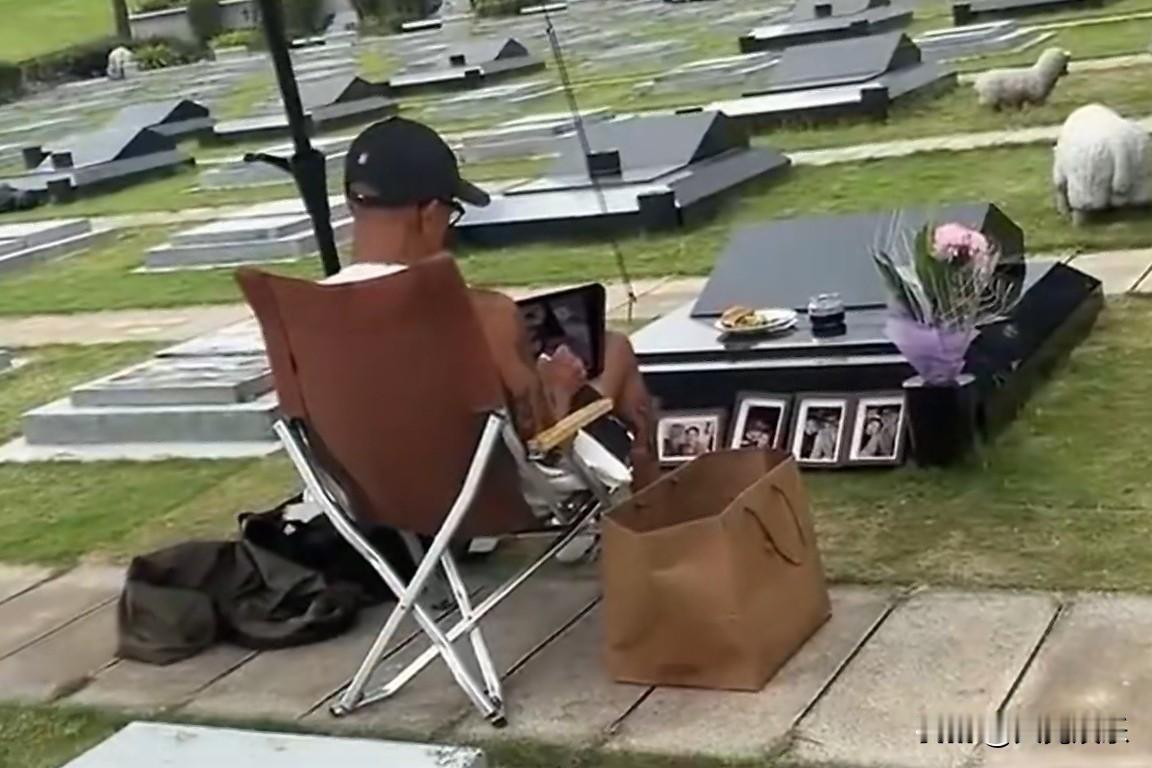 刚刷到一条新闻，简直不敢相信，大S去世快一年了，听说具俊晔几乎每天都去墓地陪伴她