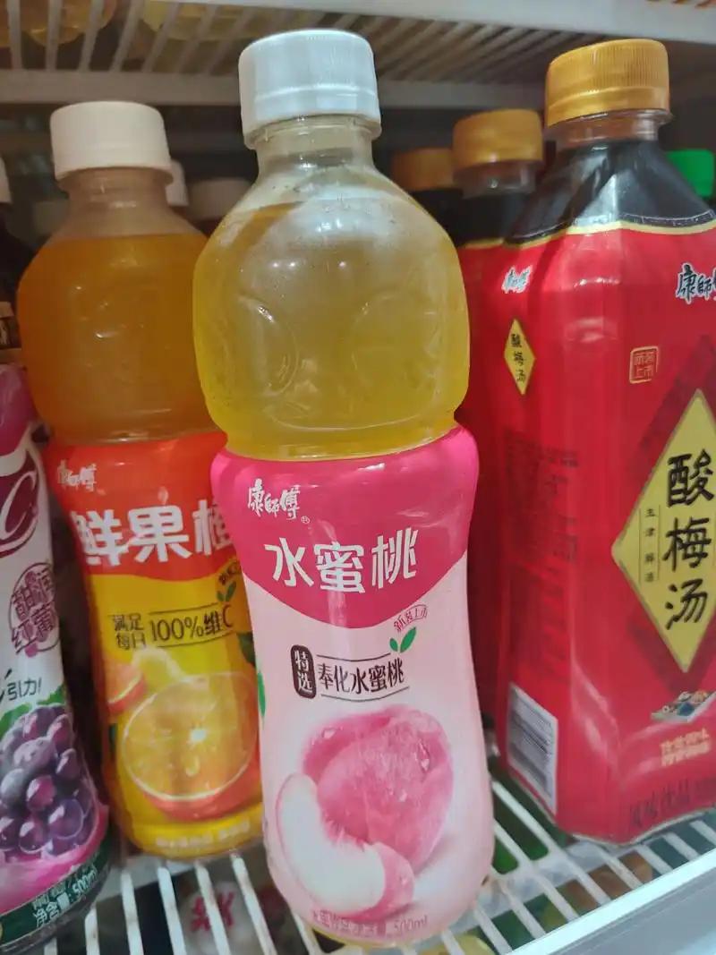 又一"国民饮料"塌房？翻到配料表背面，故事就不一样了

夏天便利店冰柜里，那排粉