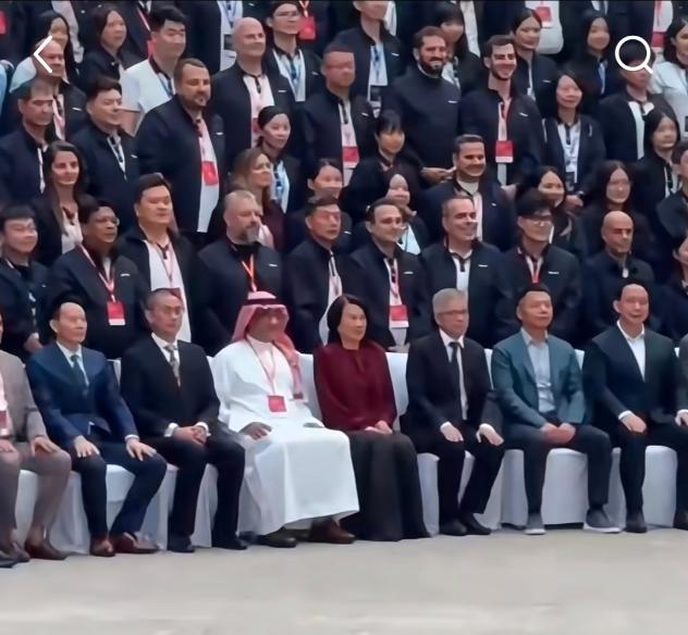 终于有一个女人能如此强悍
在一群男人的世界里杀出来
看见董明珠独自走在全球经销商