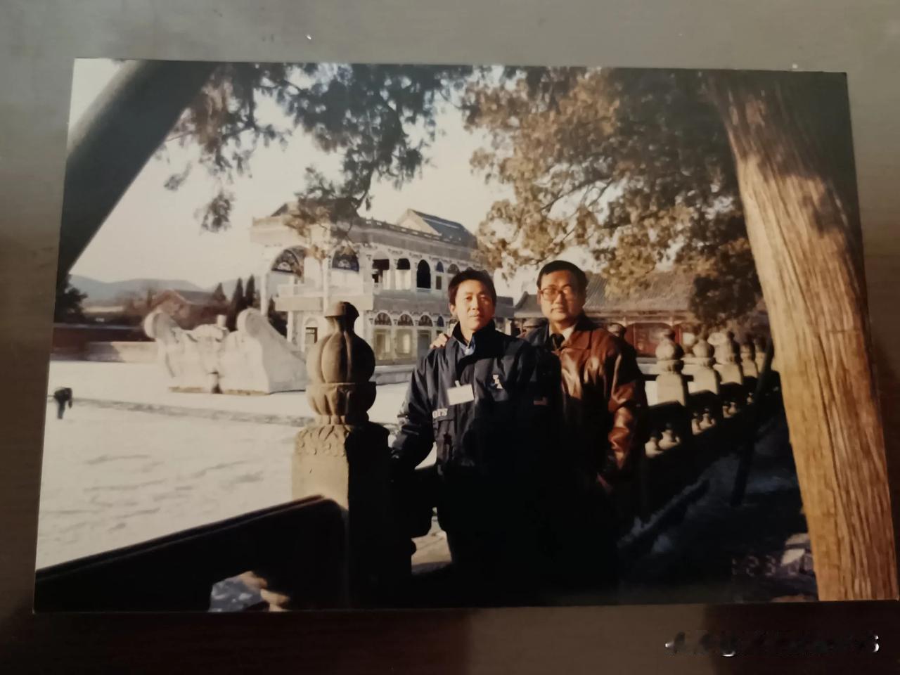 一九九九年冬天，赴北京参加全国青少年“中华魂”读书活动颁奖会，颐和园游园留影。
