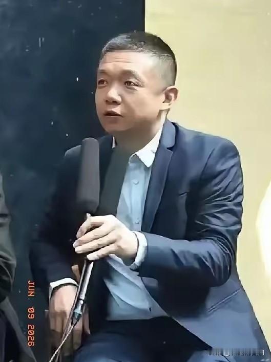 北京电影学院党委副书记、院长，正厅级干部，去张艺谋剧组跑龙套。没带助理，没要VI