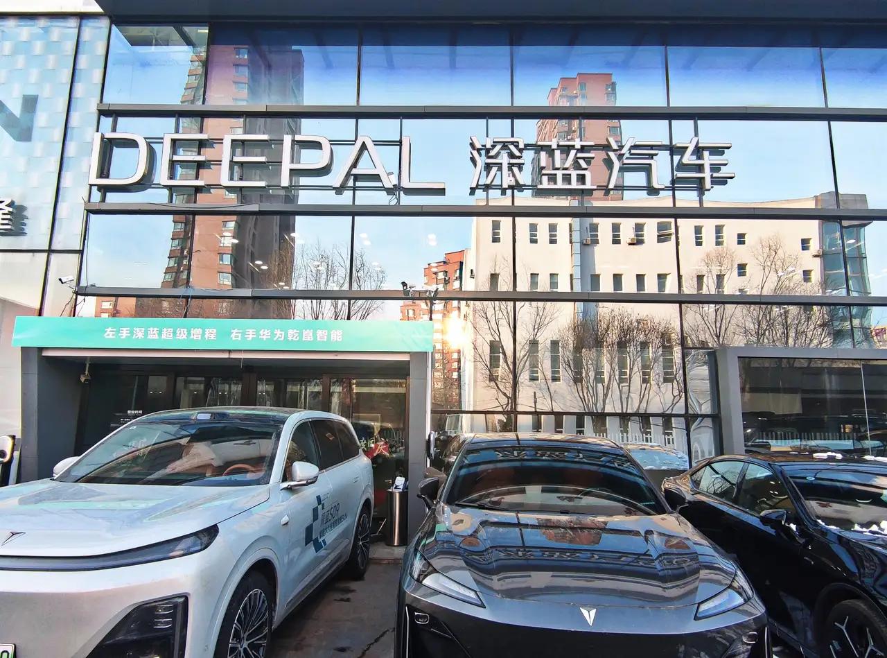 深蓝S07的细节设计也很性化，头枕设计符合人体工学，长途驾驶颈部也不会感到不舒服