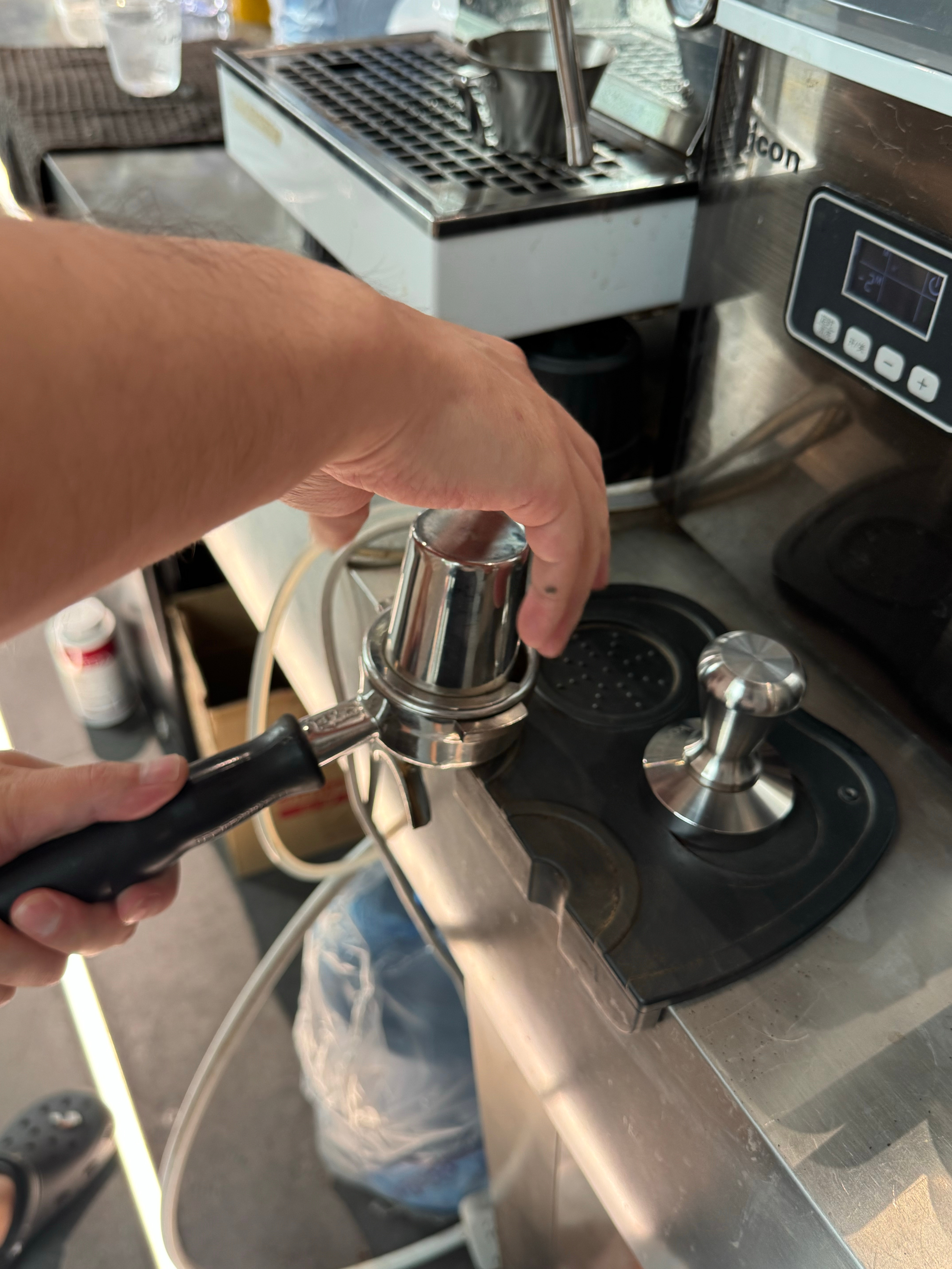 下午茶时间到！阿坤教我怎么用UDG咖啡机，以后大家来我做咖啡给你们喝