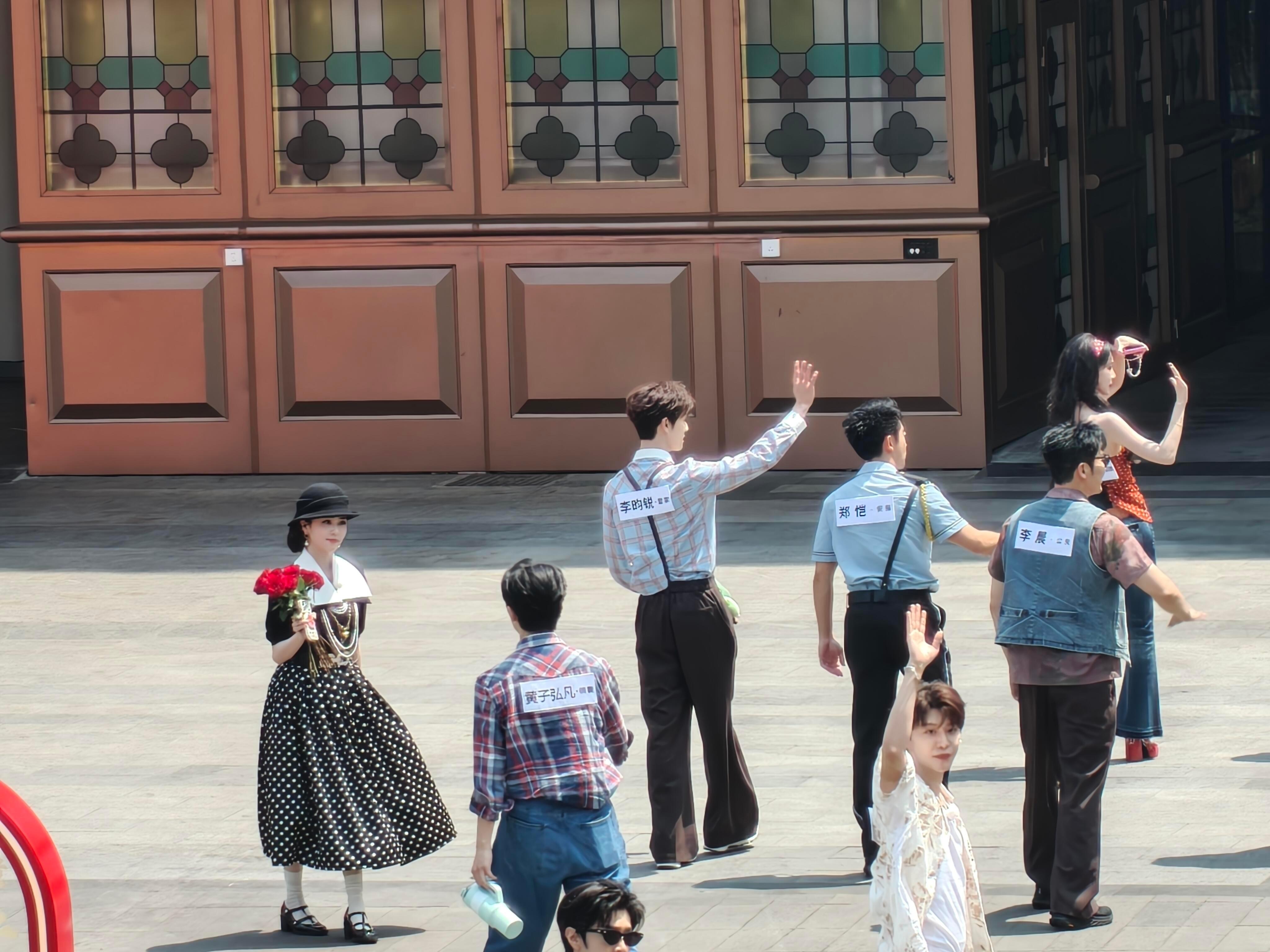 镜头总是偏向白梦妍，太美了叭～果然是牛奶皮肤白梦妍，白得发光奔跑吧  |  白鹿