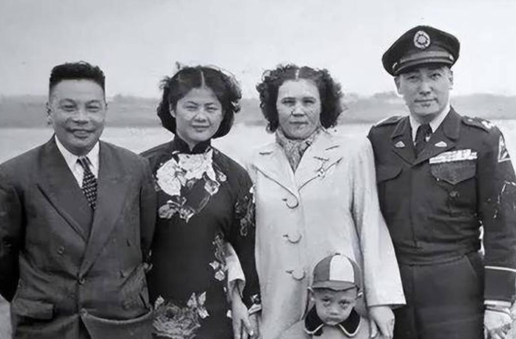 老将赴台
1980年夏天，一个七十多岁的老人，提着一只破旧皮箱，从香港转机，登上