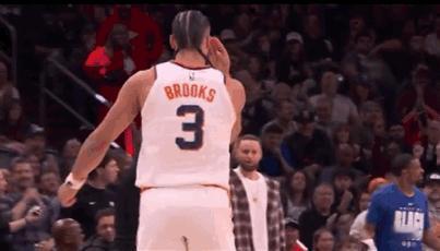 躺枪库里：迪龙，我招惹你了么？
迪龙单打桑托斯成功，随后朝库里喷垃圾话：你行你上