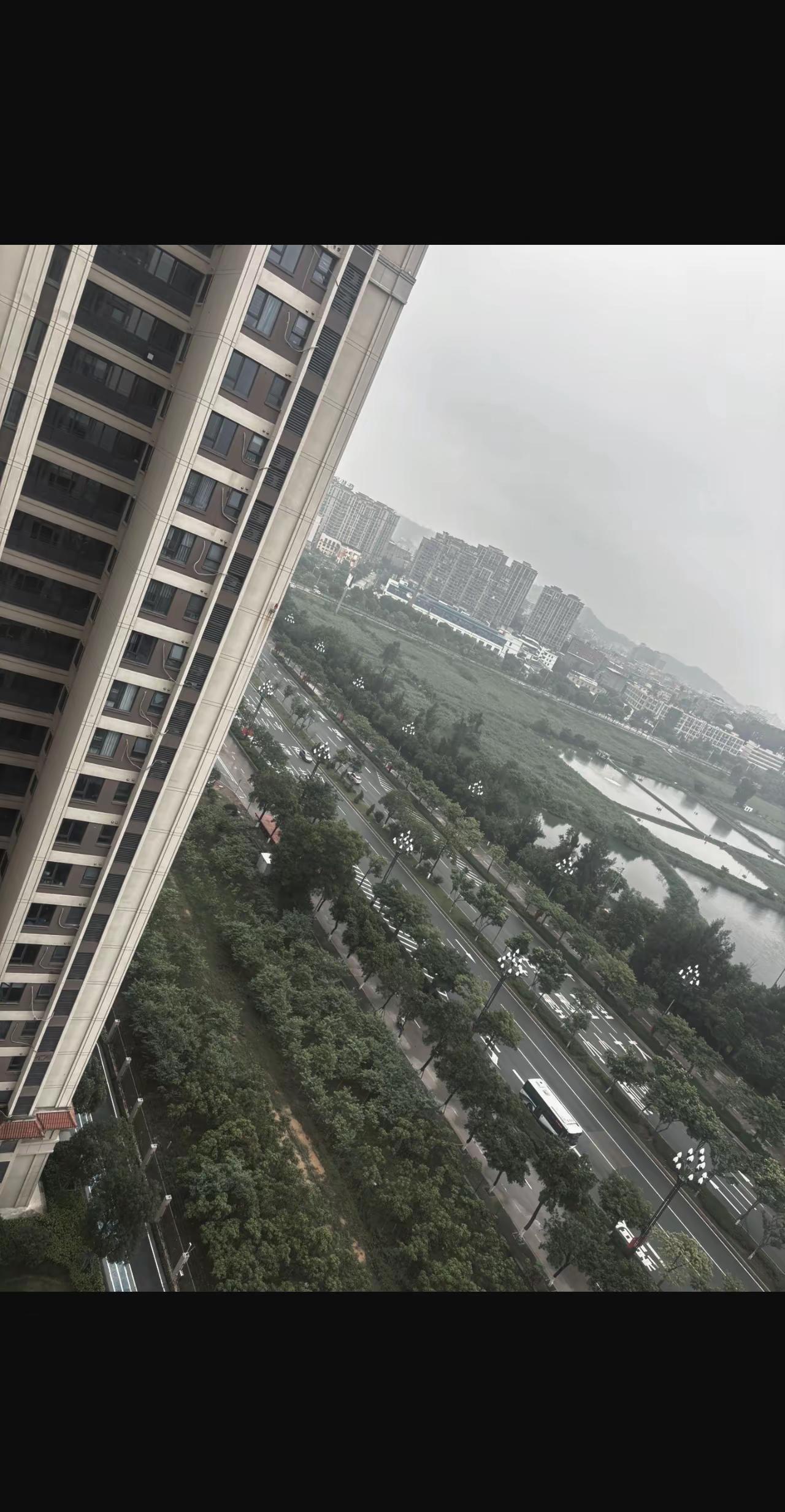 终于明白为啥叫六月的雨 了！整个六月不是在下雨，就是在等下雨的路上，一整天都阴沉