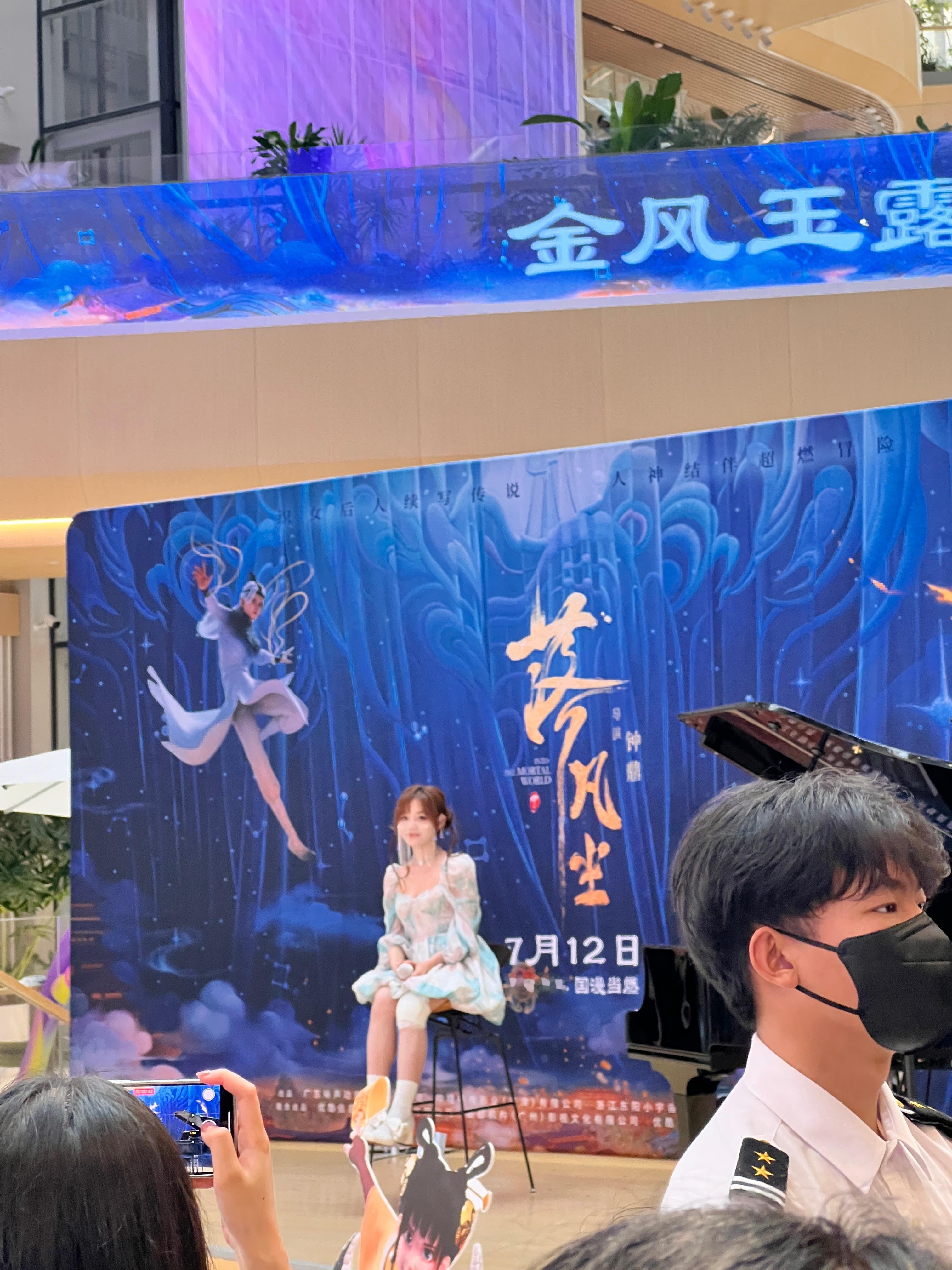 #黄霄雲坐轮椅为电影献唱导演哭了#真的被妹妹的真诚打动到了，明明刚出了车祸却还是