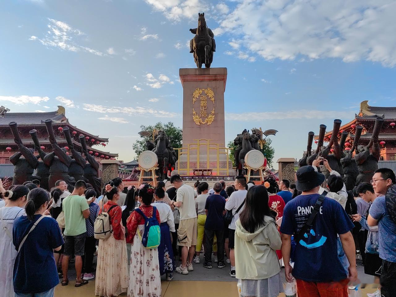 据说大唐不夜城景区干得是赔钱赚吆喝的买卖。分析原因，应该归结它是免费的。理论上游