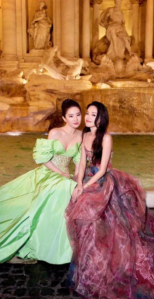 我问我老公，“如果舒淇和刘亦菲两位女神同时爱上了你，你会愿意娶谁？”

我老公说
