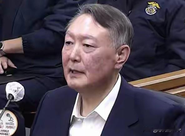 尹锡悦发动紧急戒严一周年，军方出来道歉了，李在明强调：追责还并未结束！
尹锡悦和