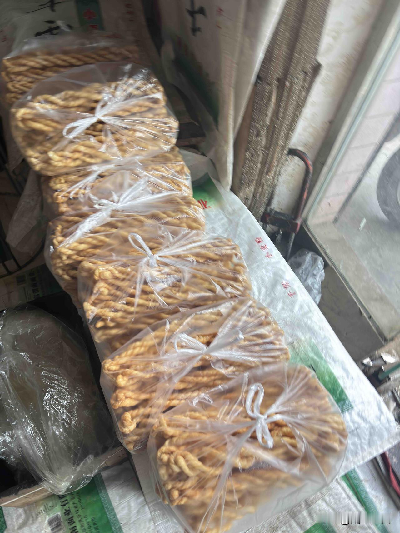 蓝田许庙街道的古镇麻花，每次来许庙都爱买这家的，这家的麻花炸的好吃，这家获得各种