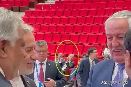 上合组织会议现场反差感直接拉满！

巴基斯坦外长满面春风，穿梭会场和各国外长热络