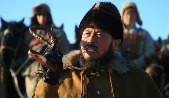 1942年，青马师长韩起功被撤职后，带着几十大车的黄金、银元、烟土等，准备回老家