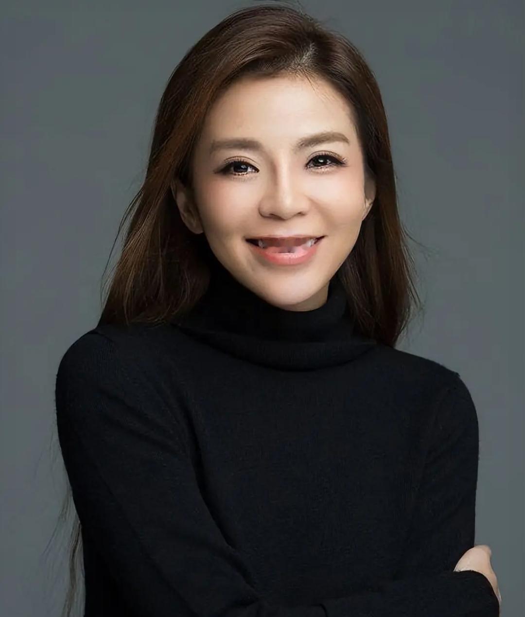 央视发文，52岁朱迅高调官宣喜讯，网友：恭喜，终于等到这一天娱乐 明星