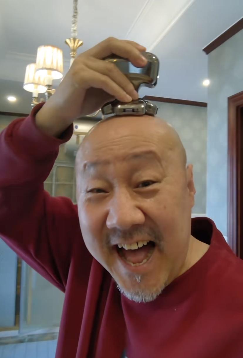 二月二，腾格尔剃头，看着有点心酸。
他应该很怀念自己那个“长发飘飘”的年代吧。