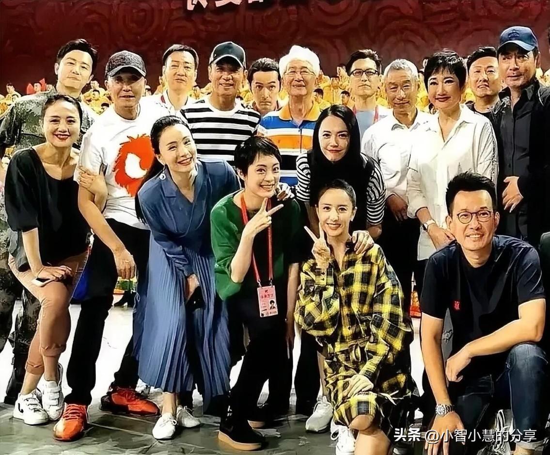 这是早年间明星们的合影，能认出5位的是老影迷，如果能认出10位的绝对是影迷里的佼
