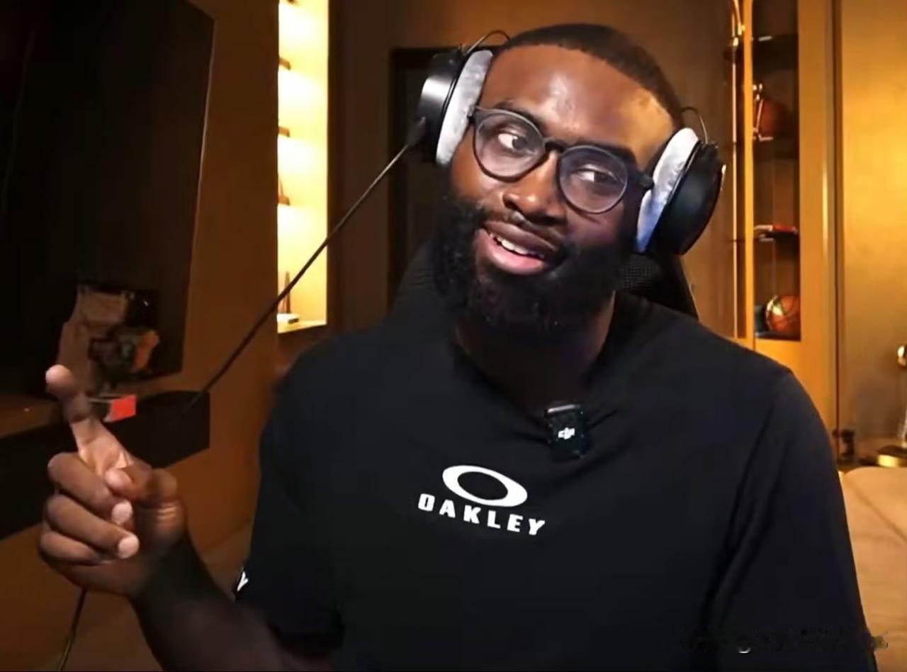 杰伦·布朗直播表达了自己对绿军做法的不满。

“我对整个过程中我受到的尊重程度感