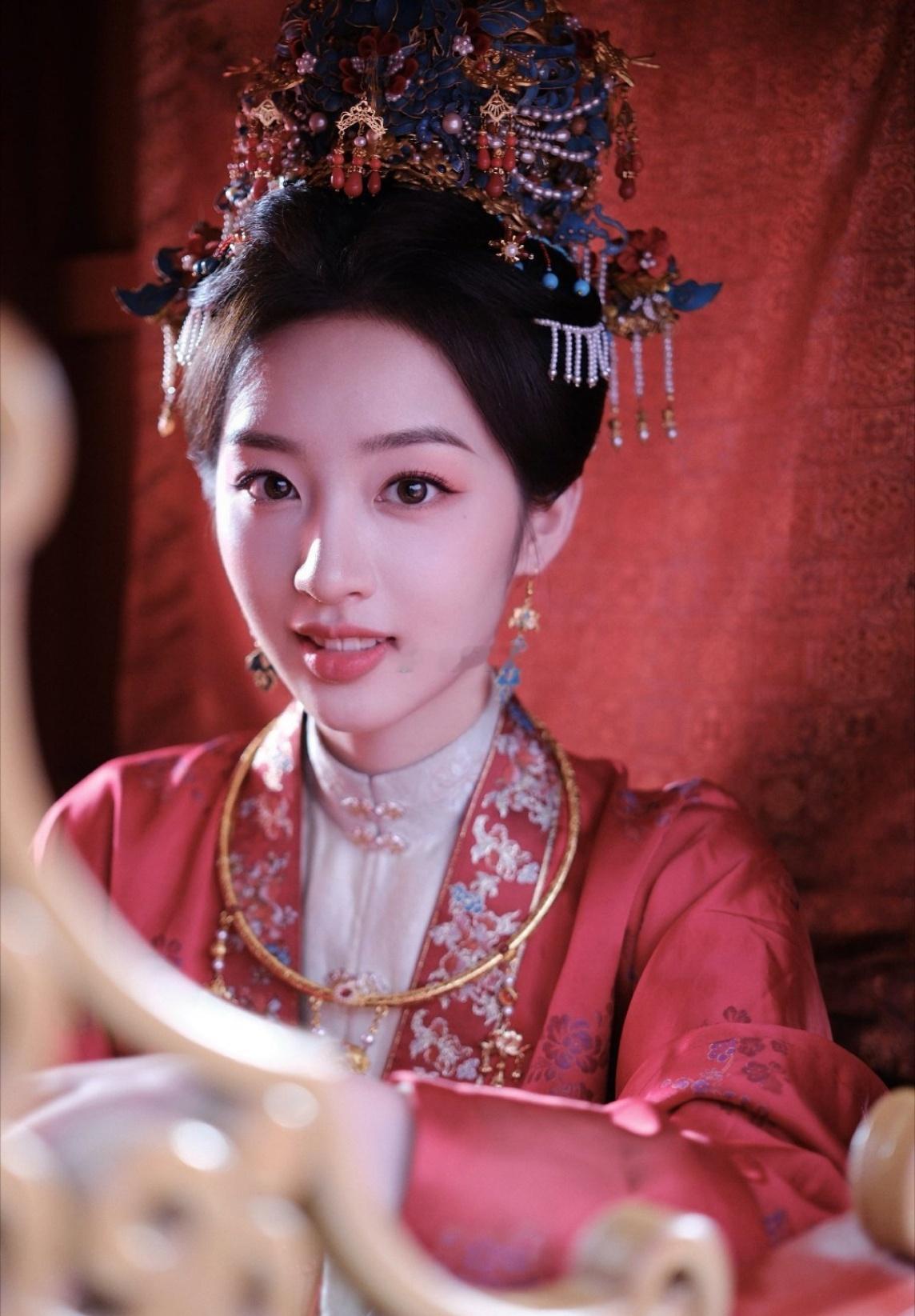 邓恩熙新剧自救型女主傅庭芸一次次在险境里寻找出路，不沉溺委屈不消极等待，邓恩熙完