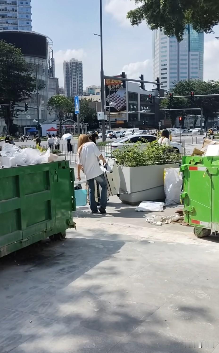 为啥年轻人都喜欢往东莞跑，上海这边厂包吃包住的不是多得很嘛，工资也比东莞高，怎么