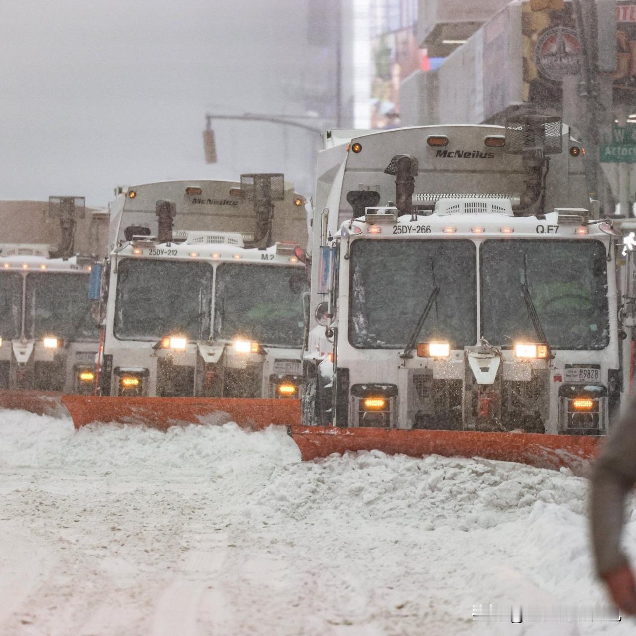 美国时间周日，一场威力巨大的冬季风暴席卷美国东部和南部各州，造成大雪和冰冻天气，