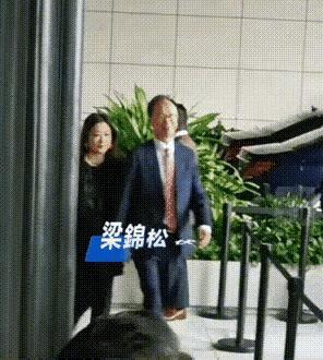 伏明霞在老公和世人面前总是那种满满的自信，真的是气场拉满，哪怕是在名流云集的场合