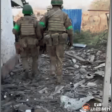 从被炮火覆盖的地方，还能够把一名伤员抢救出来，乌军把集体主义思想完全发挥出来了。