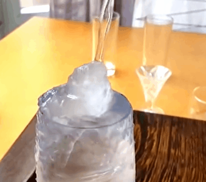 【热水结冰为什么比冷水快？】从小到大我们都以为，冷水肯定比热水冻得快。但在特定条