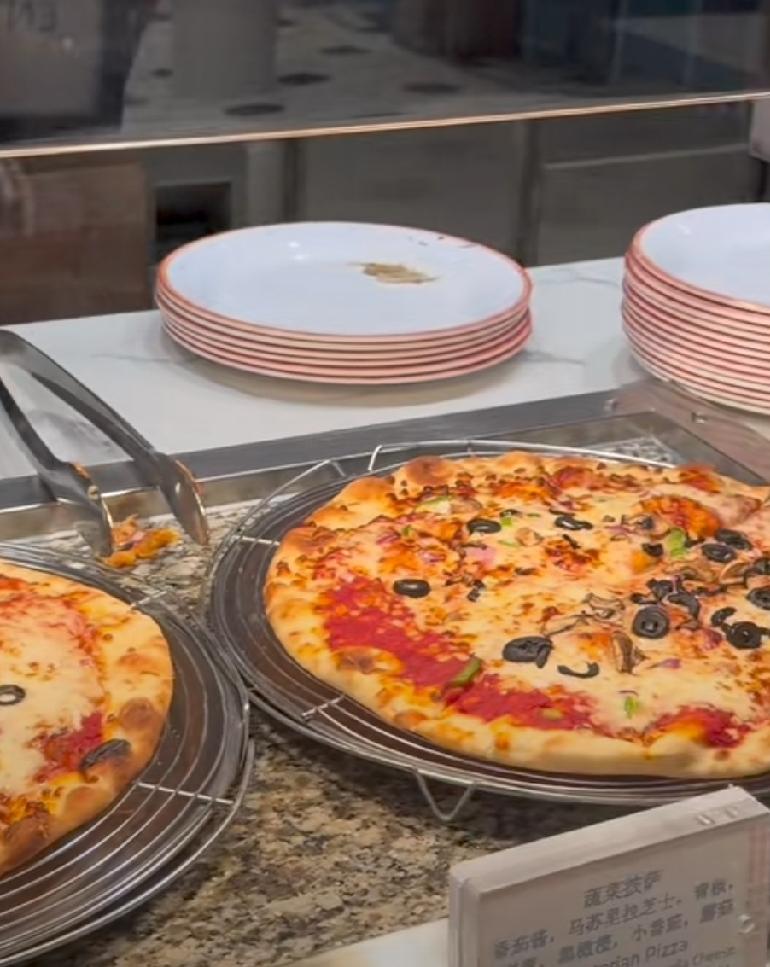 五天四晚的邮轮下来，上秤重了不少。

不是没忍住。是皇家加勒比把免费披萨开到了凌
