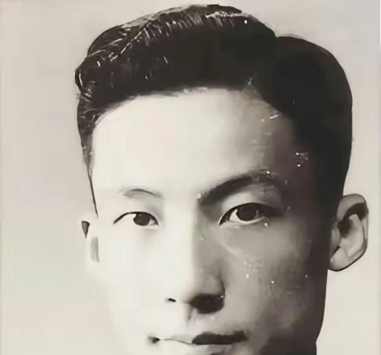 1949年，毛人凤下令处死朱君友。朱君友坦然赴死，却发现枪决他的2名特务，朝他频
