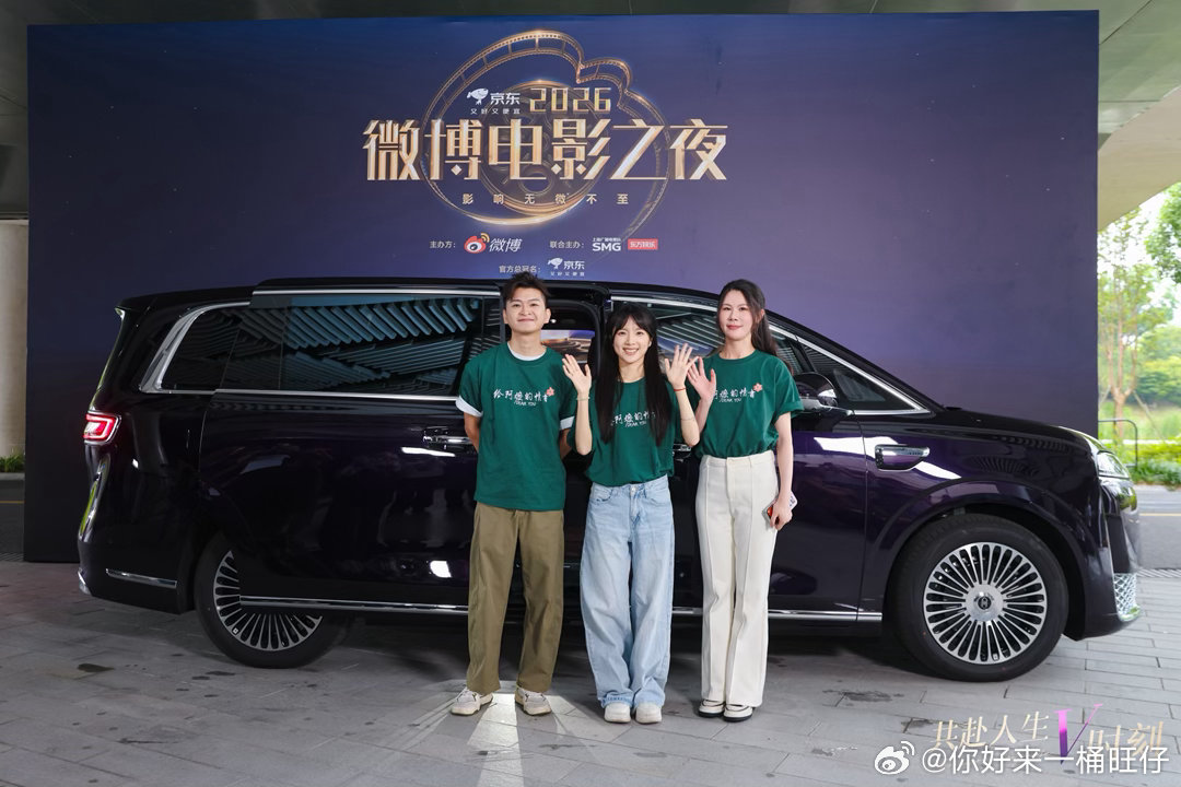 风都偏爱李思潼李思潼走红毯也穿工服李思潼穿着工服走红毯也太灵了吧！一身简约造型干