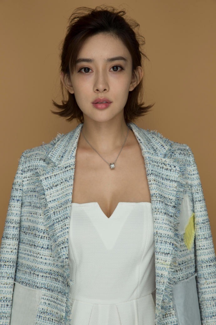 孟子义早期定妆照，无美颜无滤镜感觉好有气质 