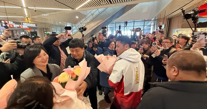 荣耀归乡！冬奥冠军宁忠岩载誉返黑龙江 接机现场人山人海