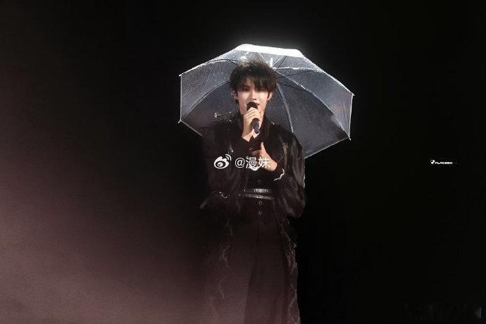 张极 黑夜问白天不必繁杂特效烘托，雨丝、少年与歌声就足够动人，张极细腻处理高低音