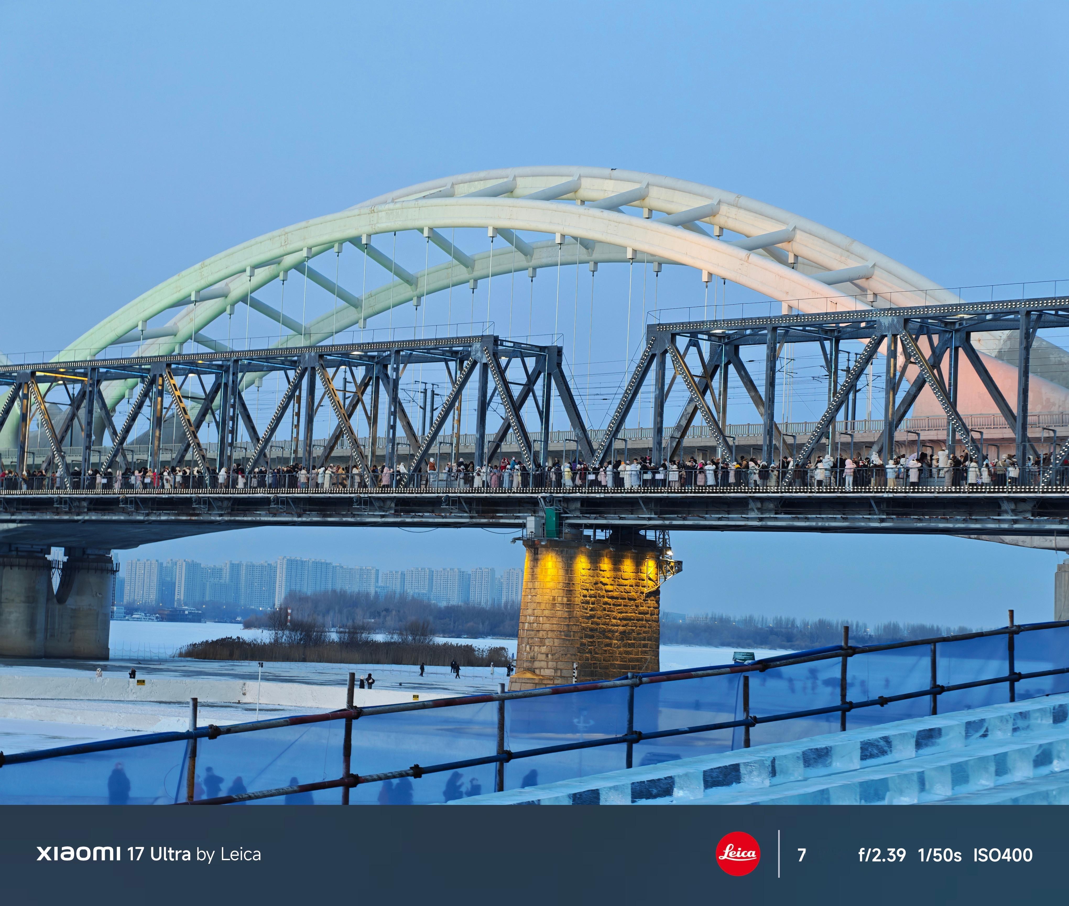 我不吹牛逼，这松花江铁路大桥上至少有1万人 哈尔滨·松花江铁路大桥