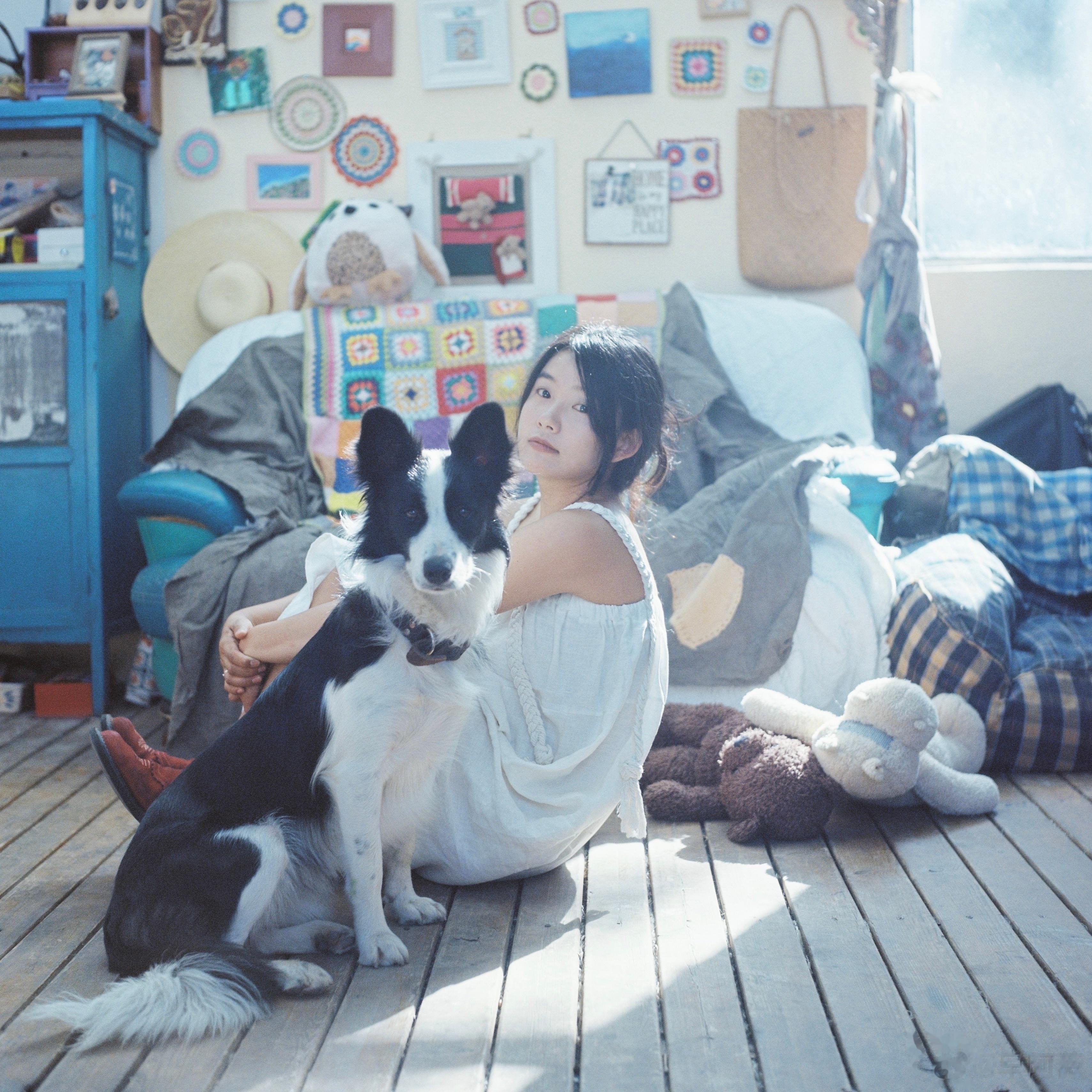 预告一下👀去年8月我在大理拍的杂货铺老板~后来狗狗因为意外不在了，她也搬离了那