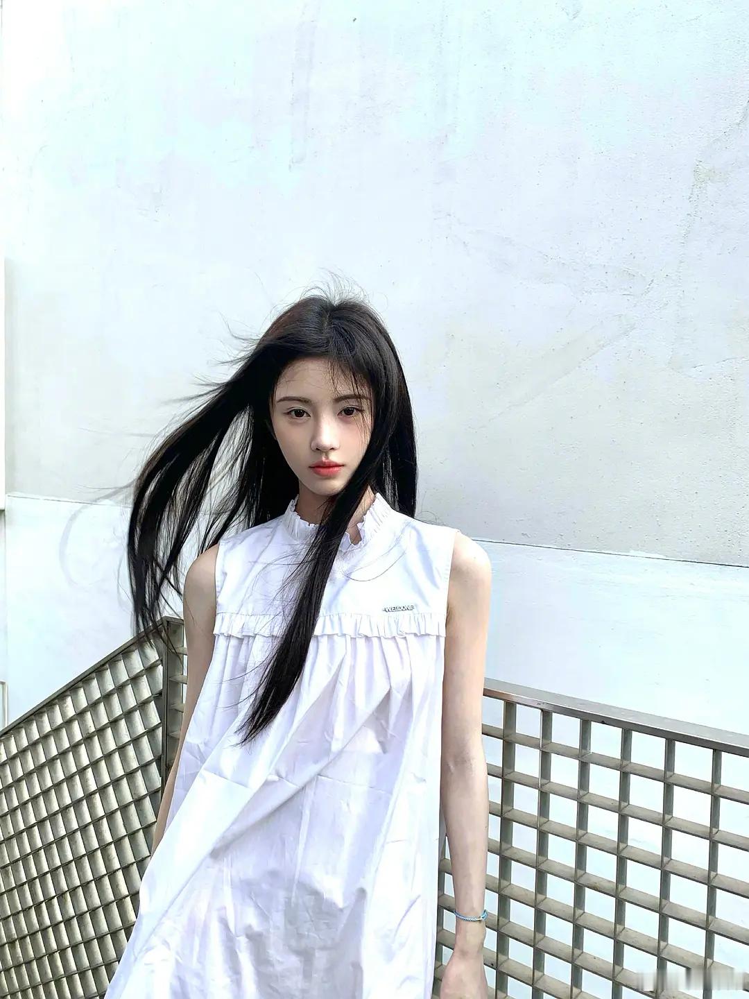 鞠婧祎的眉眼好奇怪 ​​​